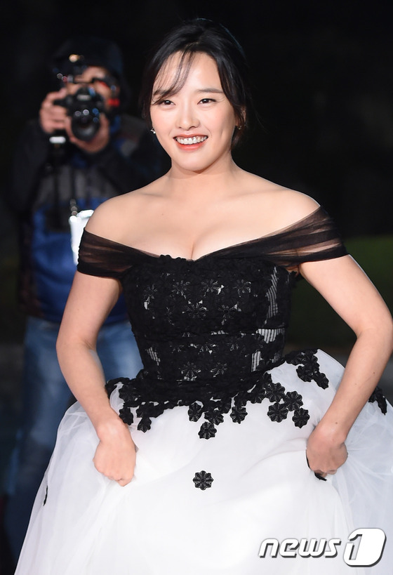 (서울=뉴스1스타) 권현진 기자 = 오늘은 아찔하게~배우 권소현이 26일 오후 서울 경희대학교 평화의전당에서 열린 '제36회 청룡영화상' 시상식에 참석하기 위해 레드카펫을 밟고 있 …