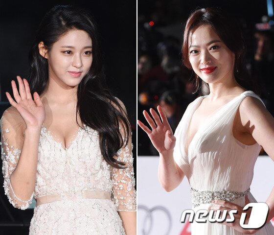 본문 이미지 - 누가 더 섹시하죠? AOA 설현과 천우희(오른쪽)가 26일 오후 서울 경희대학교 평화의전당에서 열린 '제36회 청룡영화상' 시상식에 가슴라인이 돋보이는 화이트 드레스를 입고 참석해 매력을 발산하고 있다. '청룡영화상'은 한국 영화의 질적 향상과 국내 영화산업의 진흥 발전을 돕기 위해 1963년 제정된 영화제이다. 후보작(자)들은 지난 2014년 11월1일부터 2015년 10월8일까지 개봉한 139편의 한국 영화를 대상으로 영화계 각 분야 최고 전문가들의 설문조사와 누리꾼 투표 결과를 합산해 선정됐다. 시상 부문은 총 18개 부문으로 올해 청정원 단편영화상이 새롭게 신설됐다. 진행은 배우 김혜수, 유준상이 맡아 네 번째로 MC 호흡을 맞췄다. 다음은 수상자(작) 명단이다. ▲최우수작품상=(암살) ▲감독상=류승완(베테랑) ▲남우주연상=유아인(사도) ▲여우주연상=이정현(성실한 나라의 앨리스) ▲남우조연상=오달수(국제시장) ▲여우조연상=전혜진(사도) ▲신인남우상=최우식(거인) ▲신인여우상=이유영(간신) ▲신인감독상=김태용(거인) ▲음악상=방준석(사도) ▲미술상=류성희(국제시장) ▲편집상=양진모(뷰티 인사이드) ▲촬영 조명상=김태경, 홍승철(사도) ▲기술상=조상경, 손나리(암살) ▲각본상=김성제, 손아람(소수의견) ▲최다관객상=윤제균(국제시장) ▲청정원 단편영화상=유재현(출사) ▲청정원 인기스타상=이민호, 박보영, 박서준, 김설현 ⓒ News1 권현진 기자