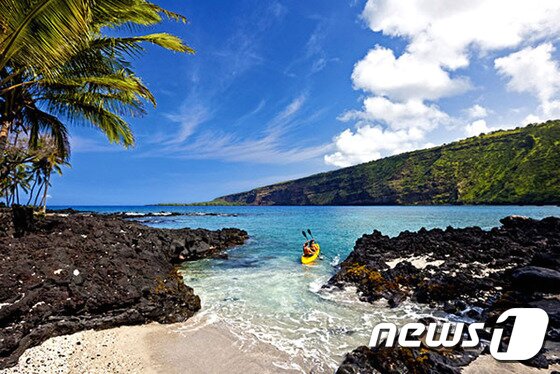 본문 이미지 - 케아우호우는 화창한 날씨로 수상 스포츠를 즐기기에 완벽한 조건을 갖추고 있다. 사진 제공/ 허니문리조트 ⓒ News1