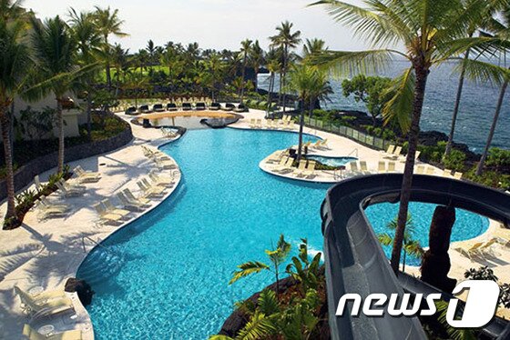 본문 이미지 - 리조트 내 수영장에서 워터 슬라이드를 타고, 수영장 옆의 라운지에서 간단한 식사를 즐길 수 있다. 사진 제공/ 허니문리조트 ⓒ News1