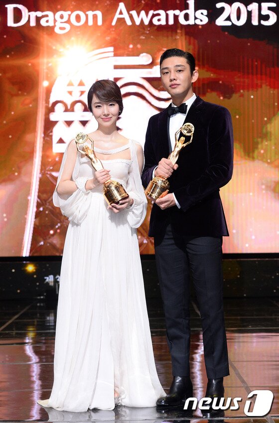 본문 이미지 - 제36회 청룡영화상 여우주연상 이정현과 남우주연상 유아인이 트로피를 들고 포즈를 취하고 있다. 한국 영화 최고의 권위를 자랑하는 '제36회 청룡영화상' 시상식이 26일 서울 경희대학교 평화의 전당에서 열렸다. '청룡영화상'은 1963년 처음 개최된 이래 한국영화 산업의 찬란한 발전에 기여하며 가장 신뢰받는 대한민국 최고의 영화상으로 자리매김했다. (스포츠조선 제공) 2015.11.27/뉴스1