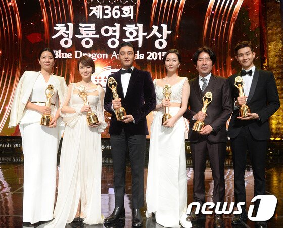 본문 이미지 - 한국 영화 최고의 권위를 자랑하는 '제36회 청룡영화상' 시상식이 26일 서울 경희대학교 평화의 전당에서 열렸다. '청룡영화상'은 1963년 처음 개최된 이래 한국영화 산업의 찬란한 발전에 기여하며 가장 신뢰받는 대한민국 최고의 영화상으로 자리매김했다. 영광의 수상자들이 함께 포즈를 취하고 있다. (스포츠조선 제공) 2015.11.27/뉴스1