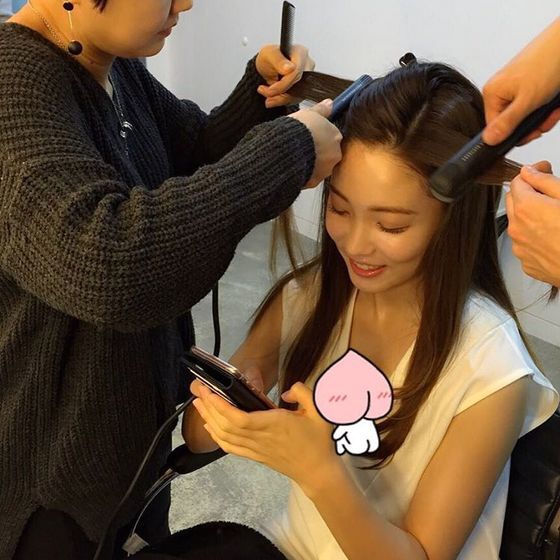 본문 이미지 - ‘해피투게더’ 윤소희가 헤어 손질 중 인증 사진을 공개했다. ⓒ News1star/윤소희 인스타그램