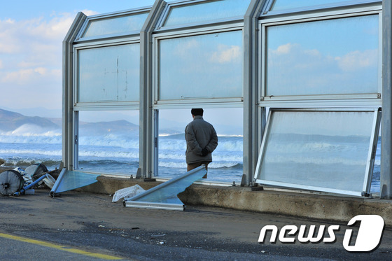 (포항=뉴스1) 최창호 기자 = 동해 남부 먼바다에 풍랑경보가 발령 중인 27일 오후 경북 포항시 북구 흥해읍 용한리 해수욕장 앞에 설치된 방풍벽 유리가 파도에 파손된 채 방치되고 …