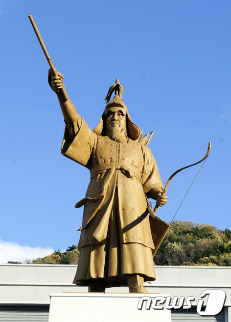 (진해=뉴스1) 장인범 = 해군 정예장교를 양성하는 해군사관학교에 27일 활로 무장한 충무공 이순신 장군의 동상이 세워졌다. 해군은 이날 경남 창원 해군사관학교 교육시설인 '통해관 …