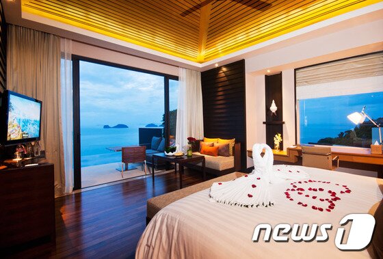 본문 이미지 - 현대적인 태국식 디자인과 아름다운 미술품들이 어우러진 콘래드 사무이의 빌라 내부 모습. 사진 제공/ 허니문리조트 ⓒ News1