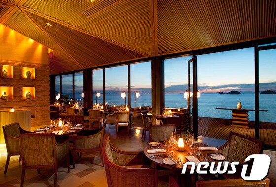 본문 이미지 - 콘래드 사무이 메인 레스토랑 ‘재스트’. 사진 제공/ 허니문리조트 ⓒ News1