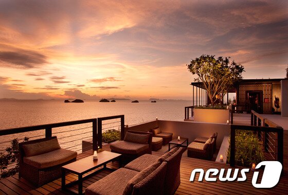 본문 이미지 - 아름다운 일몰을 직접 볼 수 있는 ‘글로우’레스토랑. 사진 제공/허니문리조트 ⓒ News1