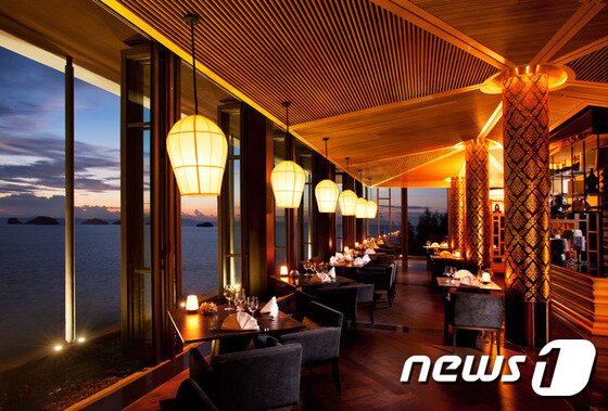 본문 이미지 - 고품격 인테리어로 력서리한 분위기를 자아내는 ‘잔’레스토랑. 사진 제공/ 허니문리조트 ⓒ News1