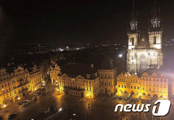 본문 이미지 - 롯데관광의 동유럽 4국 9일 상품은 독일, 오스트리아, 헝가리, 체코 등 4개국의 핵심 관광지만 엄선해서 둘러볼 수 있다. 사진은 체코 프라하 야경의 모습. 사진 제공/ 롯데관광 ⓒ News1