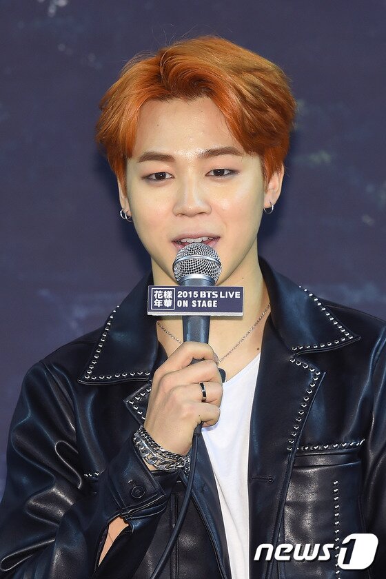 본문 이미지 - 방탄소년단 지민이 27일 오후 서울 올림픽공원 SK올림픽핸드볼경기장에서 열린 방탄소년단 단독 콘서트 '2015 BTS LIVE 화양연화 on stage' 기자회견에 참석해 인사를 전하고 있다.  ⓒ News1star/고아라 기자