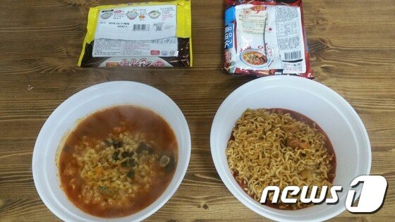 본문 이미지 - 오뚜기 진짬뽕(왼쪽)과 삼약식품 간짬뽕(오른쪽)ⓒ News1