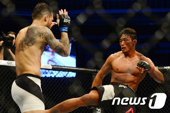 (서울=뉴스1) 임세영 기자 = 추성훈이 28일 오후 서울 송파구 올림픽공원 체조경기장에서 열린 'UFC 파이트 나이트 서울'에서 알베르토 미나를 상대로 치열한 격투를 벌이고 있다 …