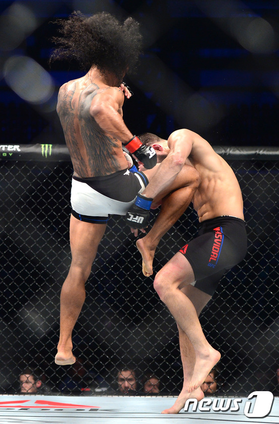 (서울=뉴스1) 사진공동취재단 = 벤슨 헨더슨이 29일 오전 서울 송파구 올림픽공원 체조경기장에서 열린 'UFC 파이트 나이트 서울'에서 조지 마스비달을 상대로 치열한 격투를 벌이 …