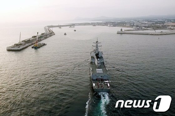 본문 이미지 - 지난 24일 제주해군기지에 서애 류성룡함 등 3척이 입항하고 있다. 해군은 다음달 1일 제주민군복합항의 부대경계, 계류함정에 대한 군수지원 등의 임무를 수행할 주둔 부대로 해군 3함대사령부 소속 해군제주기지전대(대령급)을 창설한다.(사진제공=해군)2015.11.29/뉴스1 ⓒ News1 이석형 기자