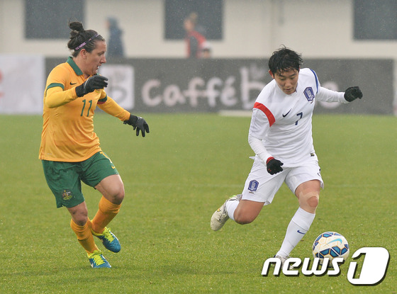 (이천=뉴스1) 이재명 기자 = 29일 오후 경기도 이천시 부발읍 이천시종합운동장에서 열린 여자 축구국가대표 대한민국과 호주의 친선경기에서 김수연이 드리블을 하고 있다. 2015. …