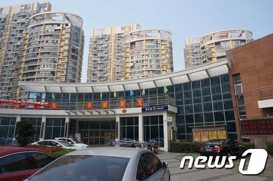 본문 이미지 - 뉴스1 취재진이 다단계 사기범 조희팔의 오른팔 강태용(54)이 도주 7년 만에 검거된 중국 장쑤성 우시시에 있는 우시 공안국과 은신처 등 직접 찾았다.  강태용이 숨어 지냈던 아파트 입구에는 공안 경무실이 자리잡고 있다./ⓒ News1 김대벽 기자