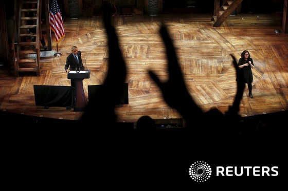 (뉴욕 로이터=뉴스1) 우동명 기자 = 버락 오바마 미국 대통령이 2일 (현지시간) 뉴욕 리차드 로저스 극장에서 연설을 할 때 청중들이 박수를 치는 손 모습이 보인다.ⓒ 로이터=뉴 …