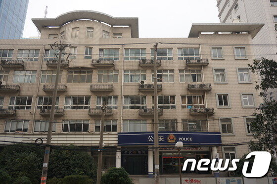 본문 이미지 - 뉴스1 취재진이 다단계 사기범 조희팔의 오른팔 강태용(54)이 도주 7년 만에 검거된 중국 장쑤성 우시시에 있는 우시 공안국을 직접 찾았다. 우리니라 지방경찰청과 비슷한 규모인 우시 공안국 전경/2015.11.2 /뉴스1 김대벽 기자 ⓒ News1ⓒ News1