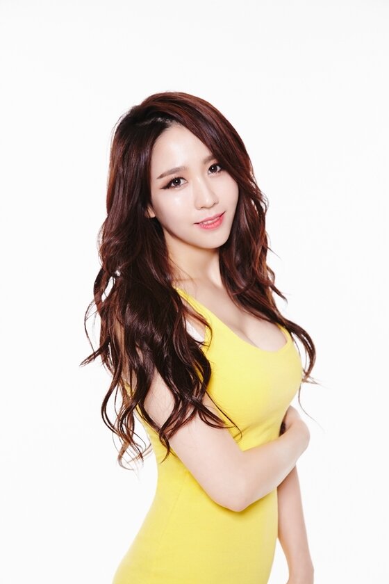 본문 이미지 - 트로트가수 장미가 뉴스1스타와 만난 자리에서 신곡 소개를 했다. ⓒ News1star/범엔터테인먼트