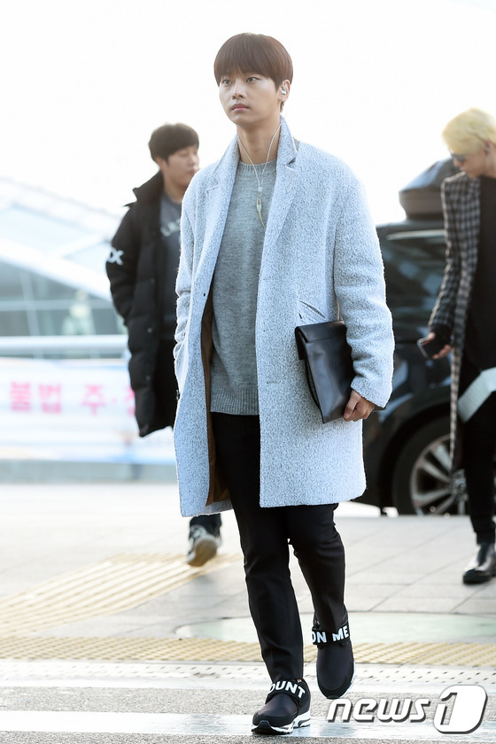 (인천공항=뉴스1스타) 고아라 기자 = 빅스 엔이 30일 오전 해외 일정 참석차 인천국제공항을 통해 대만으로 출국하고 있다.