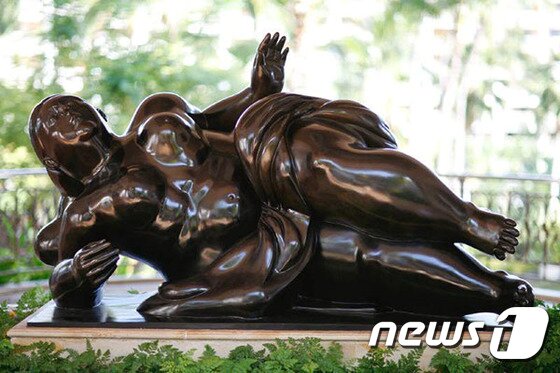 본문 이미지 - 그랜드 와일레아에는 하와이 현지 아티스트들이 작업한 작품이 곳곳에 전시되어 있다. 사진은 페르난도 보테로의 브로드게이트 비너스. 사진 출처/ 그랜드 와일레아 페이스북 ⓒ News1