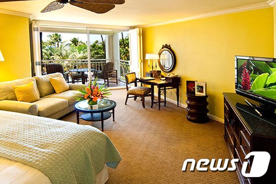 본문 이미지 - 객실은 온화하고 따뜻한 느낌의 벽지로 꾸며져 있다. 사진 출처/ 허니문리조트 ⓒ News1