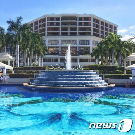 본문 이미지 - 리조트 정면에는 화려한 분수와 정원이 펼쳐진다. 사진 출처/ 그랜드 와일레아 페이스북ⓒ News1