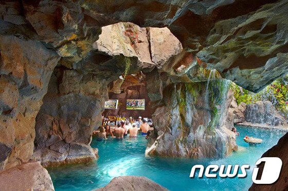 본문 이미지 - '와일레아 캐년 액티비트 풀'에는 물놀이를 위한 폭포와 동굴, 계곡으로 꾸며진 수상공원과 워터슬라이드, 급류타기, 사우나가 갖추어져 있다. 사진 출처/ 그랜드 와일레아 페이스북 ⓒ News1