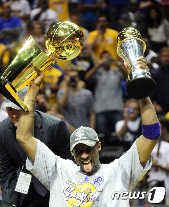 본문 이미지 - 2009 NBA 파이널에서 우승을 차지한 코비 브라이언트.ⓒ AFP=News1