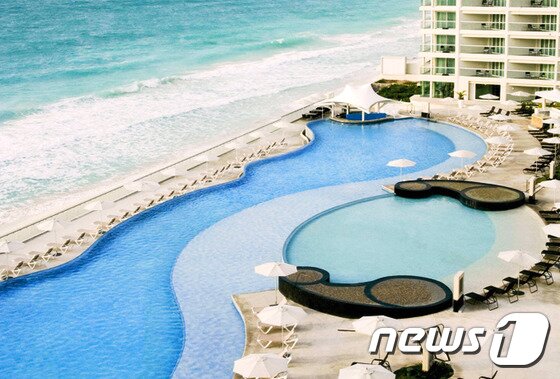 본문 이미지 - 하드락 칸쿤은 넓은 모래사장과 아름다운 해변을 자랑하는 리조트로 바로 앞에 펼쳐지는 해변을 마음껏 이용할 수 있다. 사진 제공/ 허니문리조트 ⓒ News1