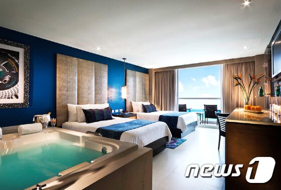 본문 이미지 - 하드락 칸쿤은 올 인클루시브 리조트로 음식, 음료, 주류뿐만 아니라, 호텔에서 제공하는 모든 액티비티와 엔터테인먼트를 무료로 즐길 수 있다. 사진 제공/ 허니문리조트 ⓒ News1