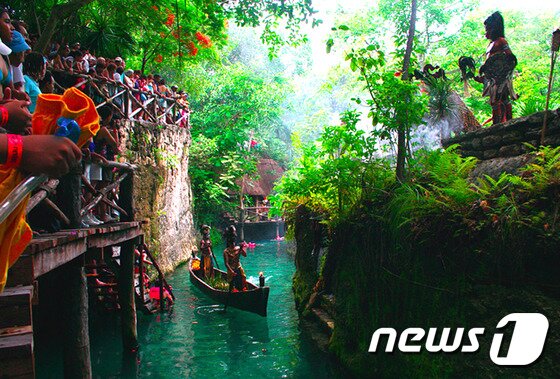 본문 이미지 - 스칼렛 이외에도 ‘셀하(Xel-Ha)’ 워터파크, 세계 7대 불가사의 ‘치첸 이사(Chichen Itza)’, 카리브해가 내려다 보이는 ‘툴룸(Tulum)’과 정글 속의 카리브 해 ‘이슬라 무헤레스(Isla de Mujeres)’  등이 가까이에 있다. 사진 제공/ 허니문리조트 ⓒ News1