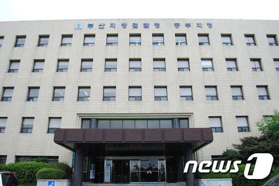 본문 이미지 - 지난달 원룸에서 자신의 애인을 유혹한다는 이유로 함께 사는 친구를 때려 숨지게 한 30대 연인이 함께 구속기소됐다.    ⓒ News1
