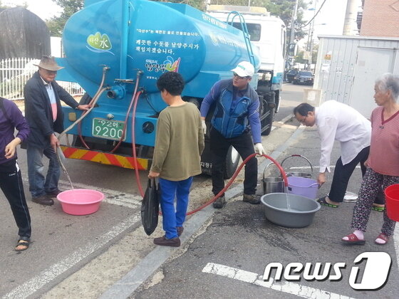 본문 이미지 - 김포시 통진읍 주민들이 수돗물이 단수되자 물을 공급받고 있다 ⓒ News1