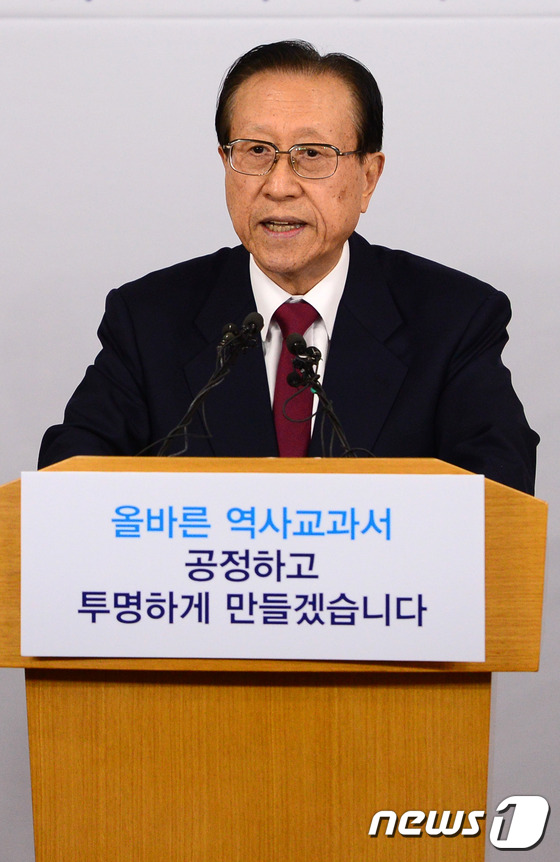 (서울=뉴스1) 이광호 기자 = 국사편찬위원회 김정배 위원장이 4일 오전 서울 세종로 정부서울청사에서 역사교과서 집필 기준과 집필진 구성안 등에 대한 기자회견을 하고 있다. 201 …