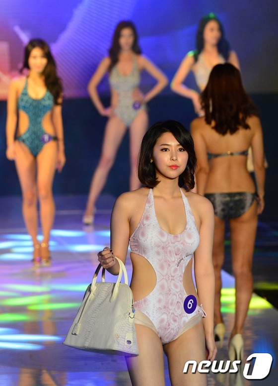 (서울=뉴스1) 손형주 기자 = 4일 오후 서울 중구 장충동체육관에서 열린 '제1회 코리아레이싱모델 쇼 & 컨테스트'에서 신예 레이싱모델들이 수영복 컨테스트에 참여하고 있다.'챌린 …