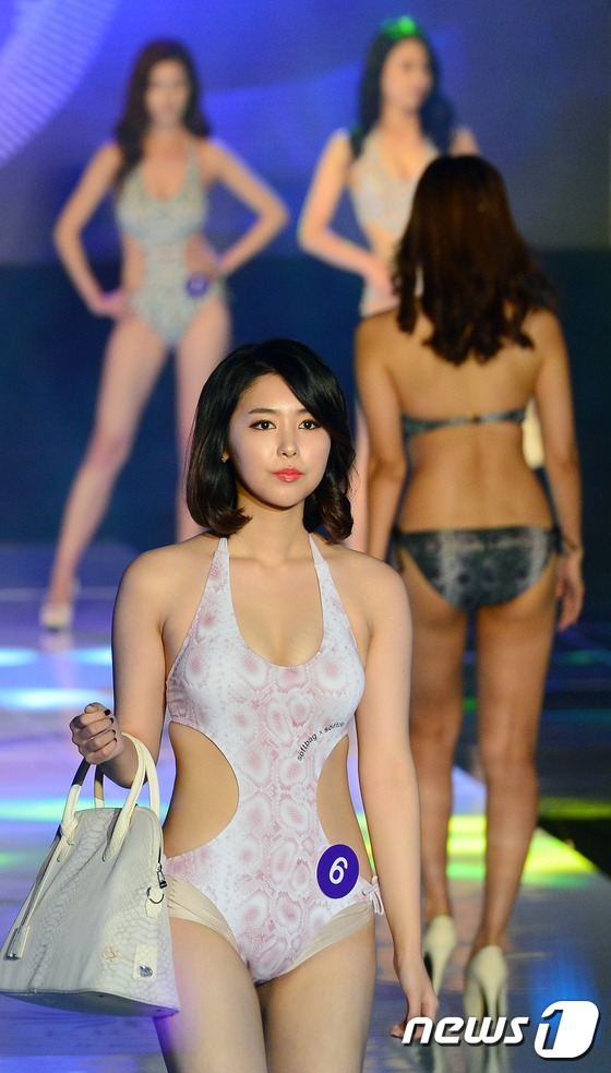 (서울=뉴스1) 손형주 기자 = 4일 오후 서울 중구 장충동체육관에서 열린 '제1회 코리아레이싱모델 쇼 & 컨테스트'에서 신예 레이싱모델들이 수영복 컨테스트에 참여하고 있다.'챌린 …