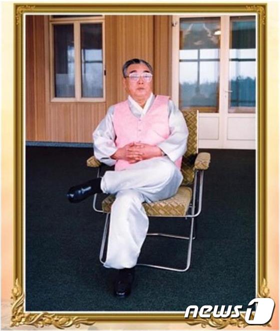 5일 북한의 선전매체 '조선의 오늘'에서 인스타그램 계정을 통해 김일성 전 주석의 사진을 공개했다. 사진 속 김일성은 특별한 변형이 없는 전통 그대로의 한복을 입고 있다. 김일성이 …