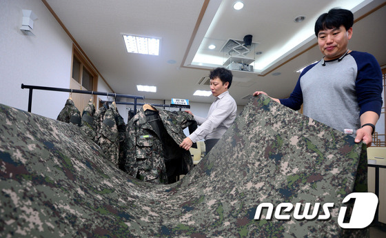 (서울=뉴스1) 박정호 기자 = 5일 서울 중부경찰서 한마음홀에서 지능팀 김상철, 박훈종 경사가 신형전투복 원단을 국방부 승인없이 불법 유통한 관급원단 생산업체와 이를 이용해 전투 …
