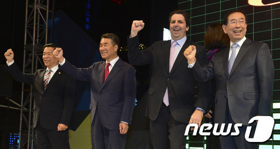 (서울=뉴스1) 신웅수 기자 = 박원순 서울시장과 마크 리퍼트 주한 미국대사, 이창희 진주시장, 박래학 서울시의회 의장(오른쪽부터)이 6일 오후 서울 청계광장에서 열린 서울 빛초롱 …