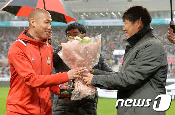 본문 이미지 - 7일 오후 서울 마포구 상암동 월드컵경기장에서 열린 현대오일뱅크 K리그 클래식 2015 FC서울과 수원 삼성 블루윙즈의 경기에서 FC서울 차두리 선수가 은퇴식을 갖고 아버지인 차범근 해설위원에게 꽃다발을 받고 있다. 2015.11.7/뉴스1 ⓒ News1 박세연 기자