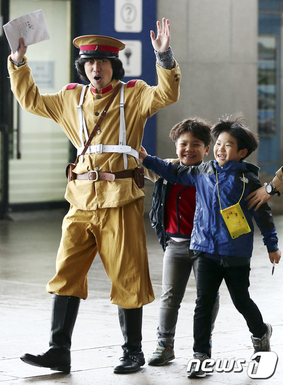 (천안=뉴스1) = 7일 충남 천안시 독립기념관에서 열린 순국선열 구출작전 행사에서 어린이들이 아이들이 순국선열의 초상을 획득하기 위해 일본순사를 쫓고 있다.(국가보훈처 제공) 2 …