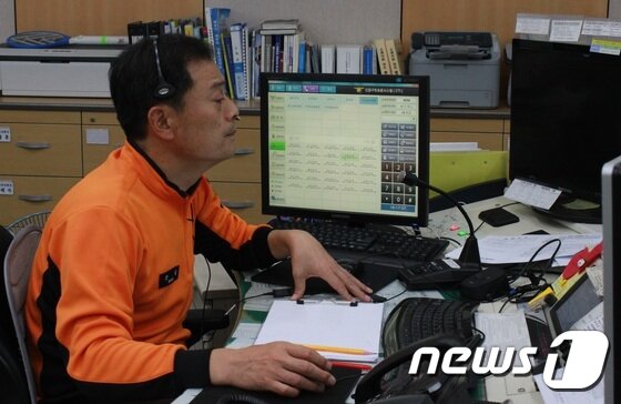 본문 이미지 - 강진 제주소방안전본부 119종합상황실 상황관리사가 8일 모니터를 보며 접수 현황을 살피고 있다. 2015. 11. 09. 뉴스1 ⓒ News1 안서연 기자