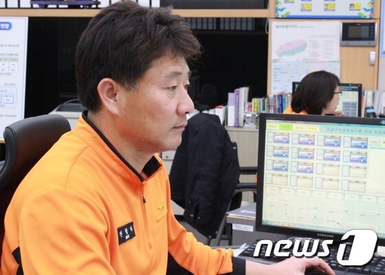 본문 이미지 - 전철하 제주소방안전본부 119종합상황실 팀장이 모니터를 보며 접수 현황을 총괄하고 있다. 2015. 11. 09. 뉴스1 ⓒ News1 안서연 기자