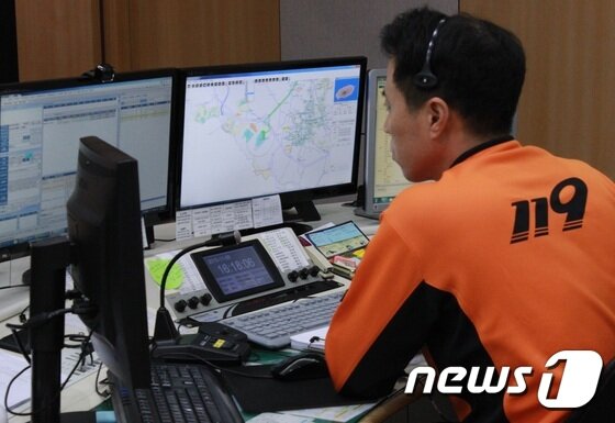 본문 이미지 - 제주소방안전본부 119종합상황실에서 상황관리사가 사고위치를 파악하고 있다. 2015. 11. 09. 뉴스1 ⓒ News1 안서연 기자