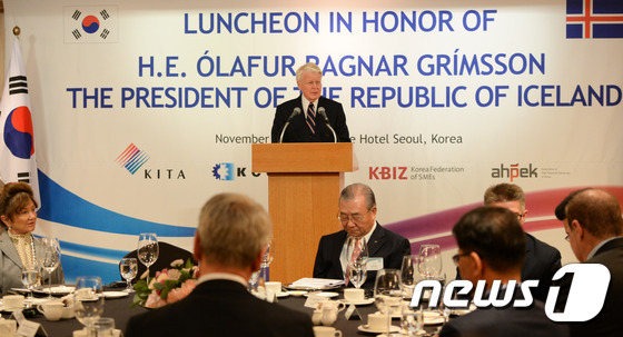(서울=뉴스1) 허경 기자 = 올라퓌르 라그나르 그림손 아이슬란드 대통령이 9일 서울 소공동 롯데호텔에서 열린 '경제 5단체 오찬 간담회'에서 인사말을 하고 있다. 2015.11. …