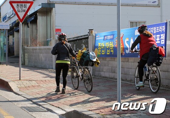 본문 이미지 - 서귀포나 제주 시내에는 자전거길이 없어 보행로로 지나야 하는 불편함이 있다. ⓒ News1 travel 
