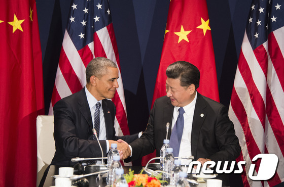 파리 기후회의에서 만난 버락 오바마 미국 대통령과 시진핑 중국 국가주석. © AFP=뉴스1