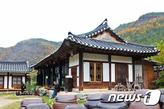 본문 이미지 - 고택에서 하룻밤을 묵고나면 안채에 모여 종가의 아침 식사를 할 수 있다. 간 고등어구이, 콩가루를 넣은 부추, 명태 보푸라기, 호박, 버섯볶음, 깻잎 등의 농암 종택만의 소박한 반찬들은 하나같이 고향에 온 것 같은 삼삼한 맛을 자아낸다. ⓒ News1 사효진 기자